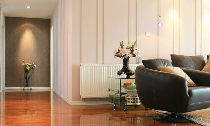     在我們挑選暖氣片時，不僅要看價格，還要看產品和服務，才能避免吃虧上當。

    選擇暖氣片從哪些角度出發?

    1.看材質

    材質影響到產品的使用和壽命。廠家選擇的材質過關，不僅在使用中減少漏水等問題，還能夠延長暖氣片的壽命。用戶在挑選材質時，可以咨詢一下鋼管或銅管的壁厚，一些特殊產品的片頭和壁厚是不同的，片頭需要加厚，才能抵抗住常年侵蝕。材質要求均勻，無凸起，無水波紋。

    2.看安裝

    很多廠家都有自己的安裝隊，或者有固定合作的安裝隊。安裝人員統一持證上崗，經驗豐富。對自己工廠的產品也比較了解，在測量、方案設計中考慮細致全面。暖氣片安裝時噪音小，測量、打孔、懸掛、打壓等步驟齊全考究，接口緊密，管路布局橫平豎直，彎管接頭少。

    3.看工藝

    暖氣片的生產工藝和品牌廠家密不可分。有些不良小廠家采用回收二手暖氣片，簡單去銹刷漆之后再投放市場，雖然暖氣片價格很便宜，但這種暖氣片往往使用不了一兩年就會漏水。真正品質好的暖氣片，往往通過下料、打孔、焊接、組裝、打壓、打磨、噴涂等幾十道精細工序生產而成，后還有嚴格的質檢。這樣的暖氣片使用起來才會安心。

    4.看售后

    正規產品都有相關的質保協議，在質保期內出現質量問題可以免費更換，因為暖氣片的品質問題給用戶造成的財產損失，還可以通過保險賠付。強大妥善的售后不僅是品牌實力的體現，也是產品過硬品質的體現。

    5.看品牌

    一款品牌形成往往需要多少年的沉淀和口碑傳播，才能在市場上占領一席之地。品牌類廠家，不僅有實力在選材、工藝方面投入較高的成本，在后期服務上也有相關的保障。一旦產品出現問題，可以免費更換，出現暖氣片不熱等問題，還可以上門維修。不會出現暖氣片漏水等問題找不到廠家、相互推卸責任等問題。

    挑選暖氣片時，不僅要看價格，還要看產品和服務，才能避免吃虧上當。

    更多資訊盡在鼎格舒適家，免費設計方案和報價。鼎格舒適家m.unitydragon.com.cn(全稱四川鼎格舒適家科技有限公司)是知名成都地暖公司，專業提供地暖，暖氣片，中央空調，新風，凈水系統的銷售，設計，安裝等服務。